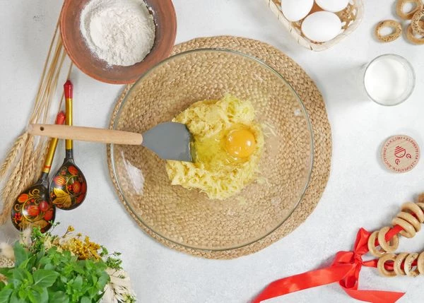 Переложить в глубокую миску. Добавить яйцо.