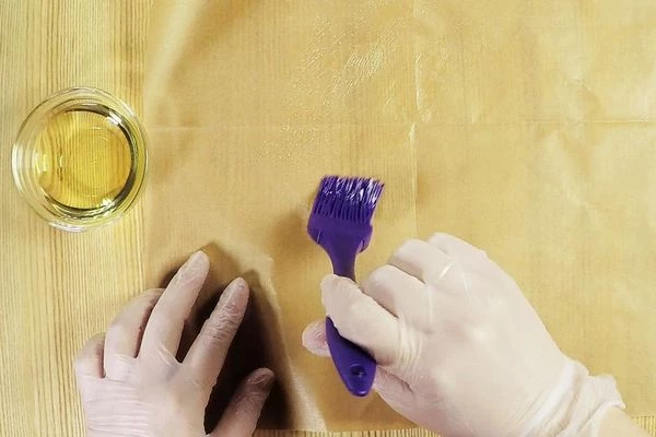 Пергамент смазать растительным маслом (если промасленный, то не смазывать).