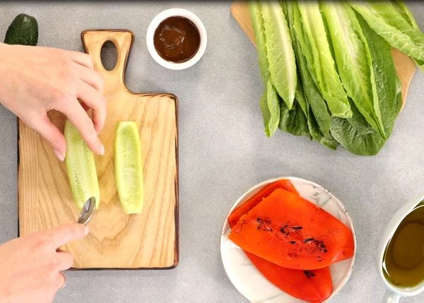 Огурцы вымыть, очистить от кожицы и семян.