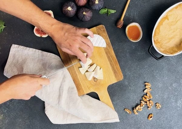 Нарезать камамбер на небольшие кусочки, чтобы они помещались внутри инжира. 