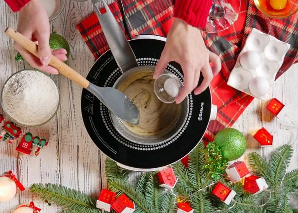 Выключить нагрев и добавить соду. Остудить.