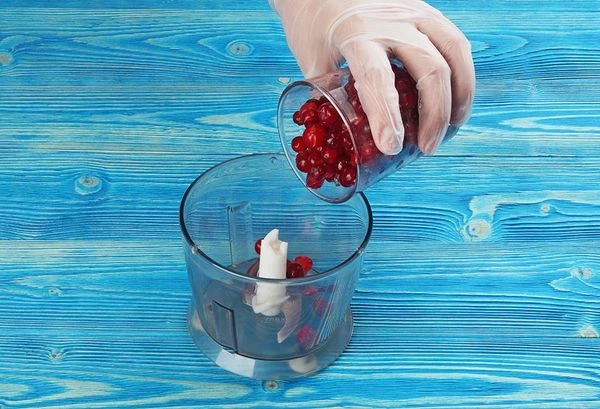 В чашу блендера выложить ягоду.