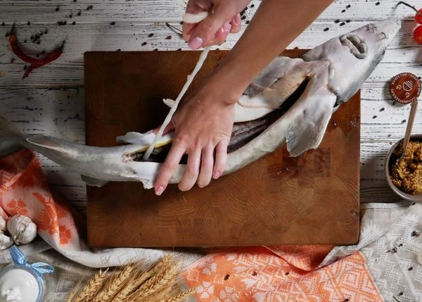 Вытянуть визигу. Промыть, обсушить бумажными полотенцами.