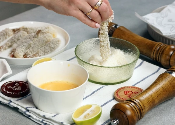 Запанировать в кокосовой стружке.