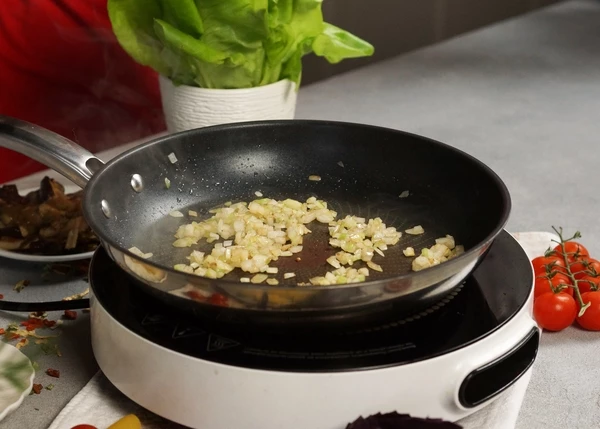 Очищенный лук нарезать мелким кубиком, жарить на оливковом и сливочном масле до золотистого цвета. 