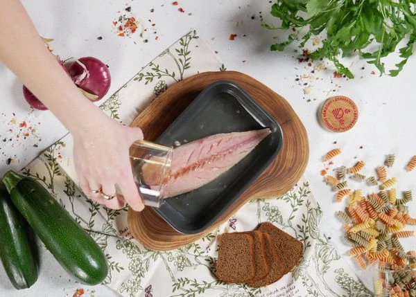 Скумбрию разморозить на нижней полке холодильника, разобрать на филе. Для маринада смешать уксус, воду, сахар и соль. Довести до кипения, остудить. Филе залить маринадом и убрать в холодильник на 6-8 часов. Маринованное филе нарезать ломтиками.  
