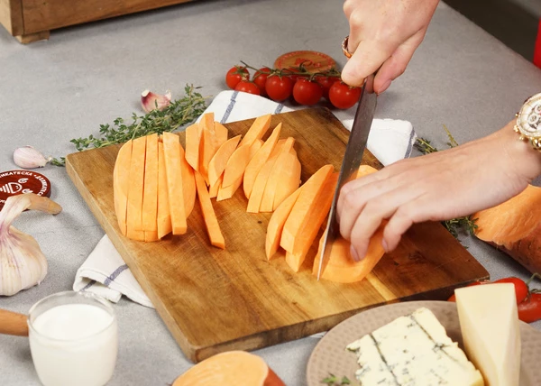 Батат вымыть, очистить, нарезать тонкими длинными брусочками. 