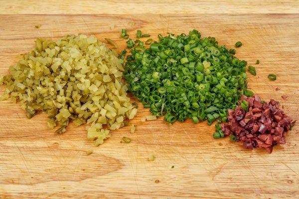 Огурцы, лук и маслины мелко нарезать.