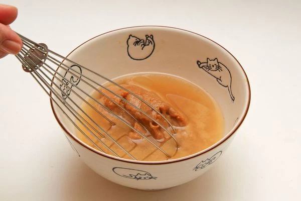 Пару полных столовых ложек мисо-пасты отложите в мисочку, залейте небольшим количеством бульона и тщательно размешайте или протрите сквозь мелкое сито. Густую бобовую пасту никогда не добавляют прямо в кастрюлю, потому что в этом случае в готовом супе могут остаться комочки.