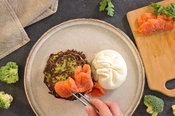 Готовые оладьи подавать с бурратой и слабосоленой форелью. Оформить зеленью петрушки. Приятного аппетита!
