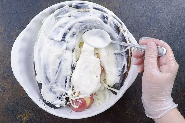 Смазать все сметаной, поставить в разогретую до 200С духовку. Запекать около 30-40 минут. (время и температура зависит от мощности вашего оборудования). 