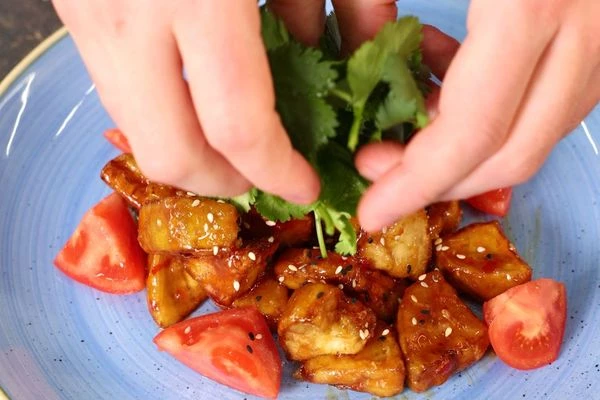 Выложить на тарелку горкой. Украсить томатами, кинзой и кунжутом. Приятного аппетита!

