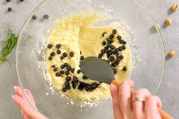 Добавить цукаты, перемешать.