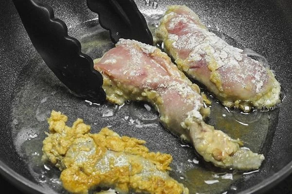 Но сковороде разогреть растительное масло, обжарить запанированные молоки до золотистой корочки ~ 2-3 минуты с каждой стороны. Переложить на бумажное полотенце, чтобы стекло лишнее масло.