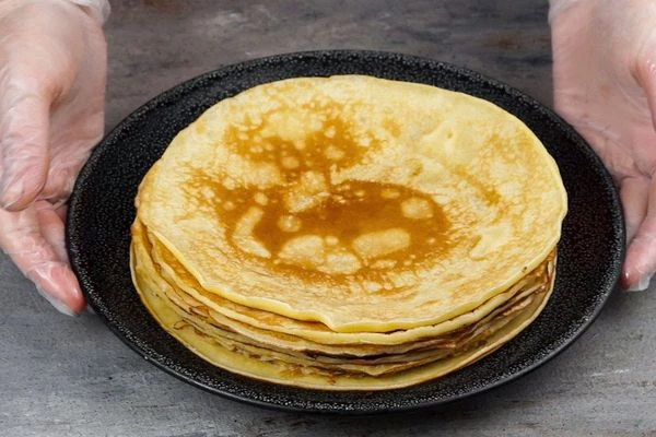  Затем пожарить блинчики (на нашей сковороде диаметром 24 см получилось 9 штук, но чем больше слоев, тем лучше). Дать блинчикам остыть.