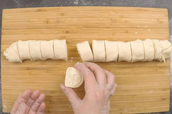 Получившийся рулет разрезать на порции толщиной 2-3 см. 