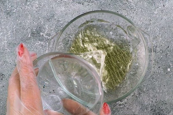 Листы желатина 15 г залить холодной водой и оставить на 15 минут.