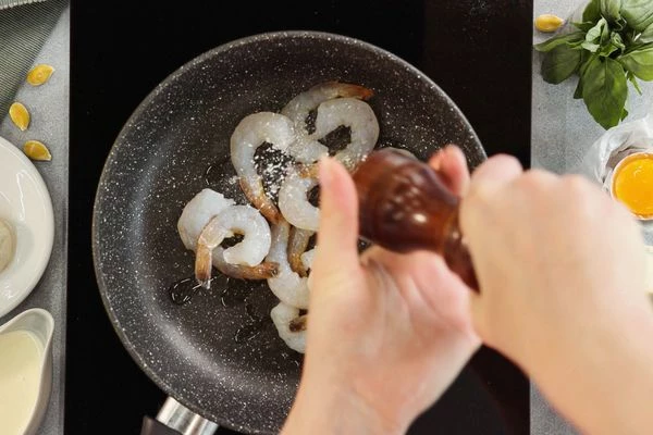 Креветки разморозить на нижней полке холодильника, обсушить на салфетке. Обжарить с небольшим количеством масла, посолить.