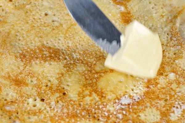 Каждый блинчик смазать сливочным маслом.
