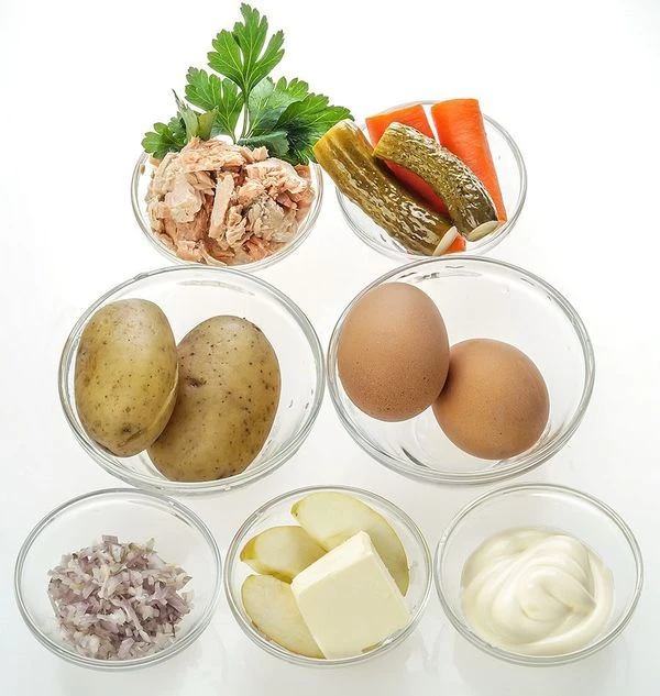 Сварить картофель, морковь и яйца. 