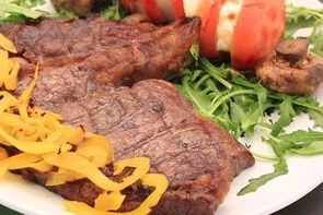 Стейк на гриле с овощами