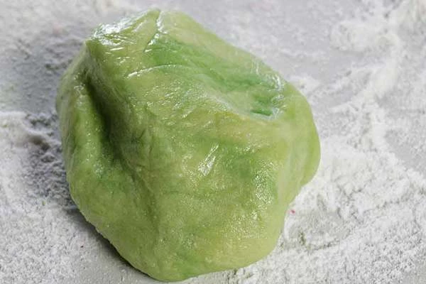 Разделить мастику на небольшие колобки, подкрасить пищевыми красителями, завернуть пищевой пленкой, чтобы не подсохла.  