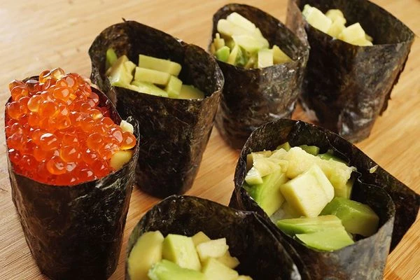 Авокадо нарезать небольшими кубиками, выложить на рис. Сверху горкой положить икру.