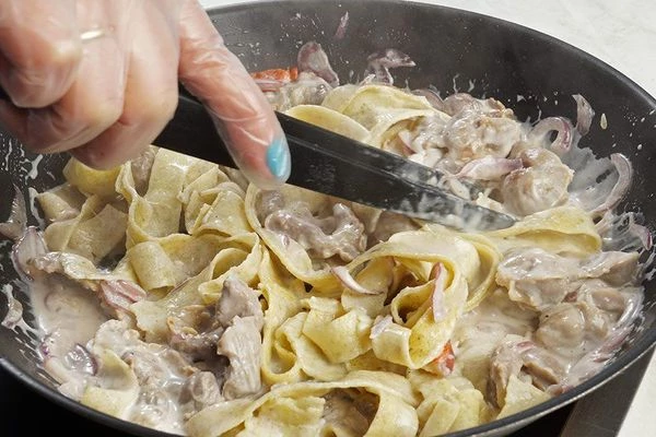 Добавить пасту, хорошо перемешать, чтобы соус равномерно распределился, прогреть 3-4 минуты.