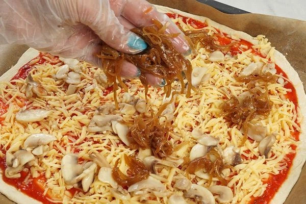 Выложите по всему периметру грибы и карамелизованный лук.