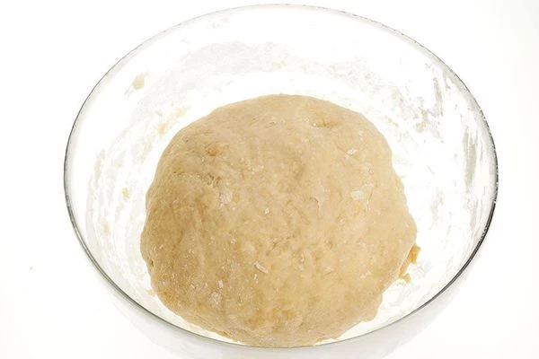 Готовое тесто накрыть пищевой пленкой и поставить в теплое место на 60 минут.