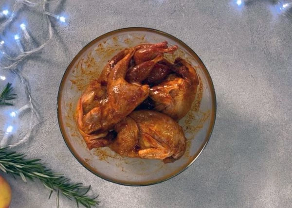 Положить размороженных перепелов и тщательно перемешать в соусе. Накрыть пленкой и убрать на 2-3 часа в холодильник. 