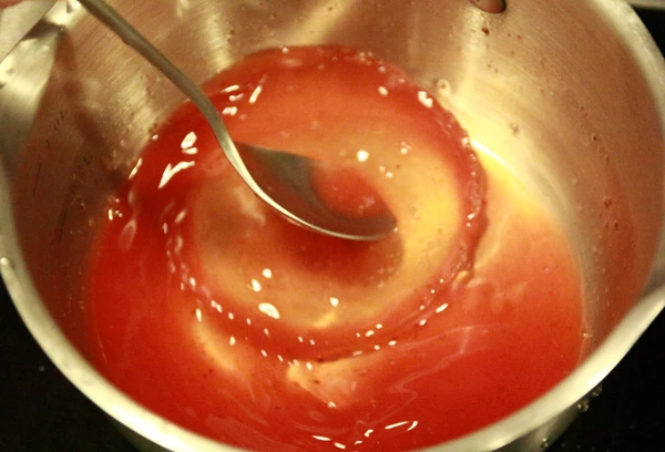 Желатин растворить до прозрачности и влить тонкой струйкой в сырную массу, продолжая взбивать на средней скорости. Немного охладить.