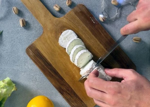 Козий сыр нарезать колечками.