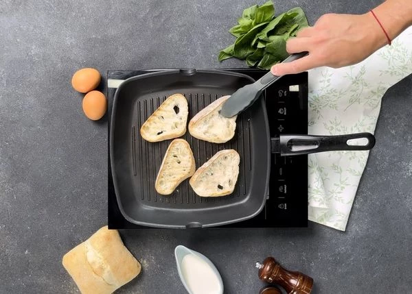 Чиабатту нарезать тонкими ломтиками и обжарить на сухой сковороде до золотистого цвета. 