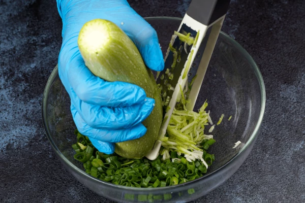 Кабачок натереть на крупной терке.