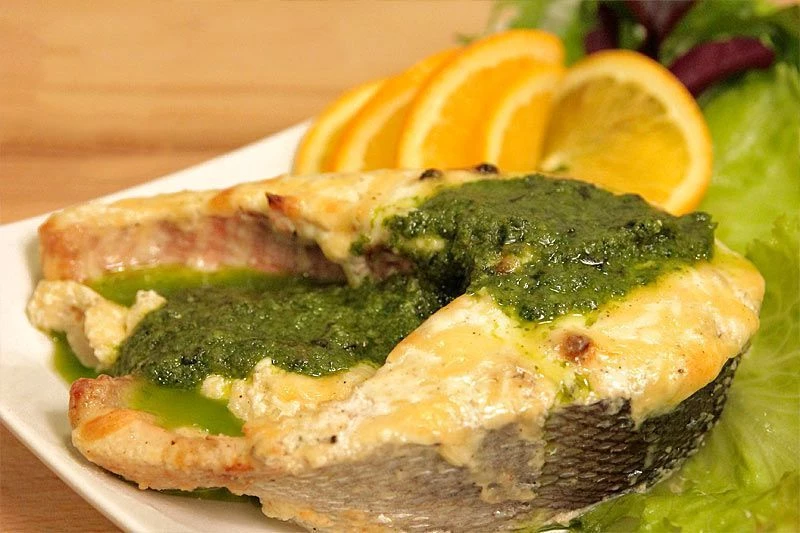 Стейк кеты в сырной корочке с соусом Песто