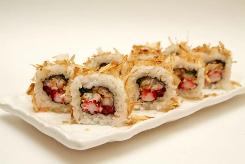 Ролл с угрем и бонито