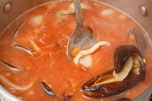 Проварить похлебку 5 минут, в конце приготовления добавить мелко нарезанные вяленые томаты и рубленную зелень.