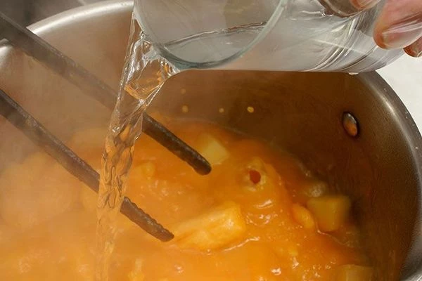 Влить к овощам воду и проварить до мягкости картофеля, посолить, поперчить по вкусу.