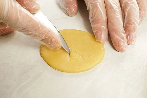 На "крышечках" вырезать рожицы.