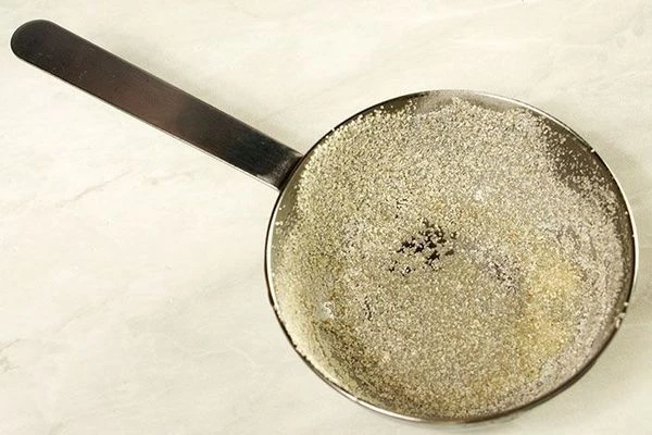 Форму для запекания смазать маслом, посыпать дно и стенки манной крупой.