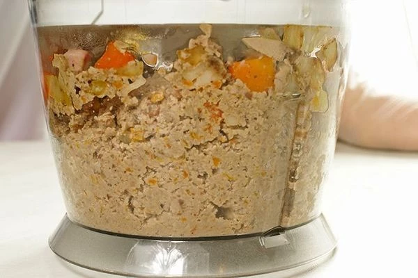 Взбивать блендером до однородной консистенции. Если паштет получился суховат, можно добавить немного сливок и еще раз пробить блендером.