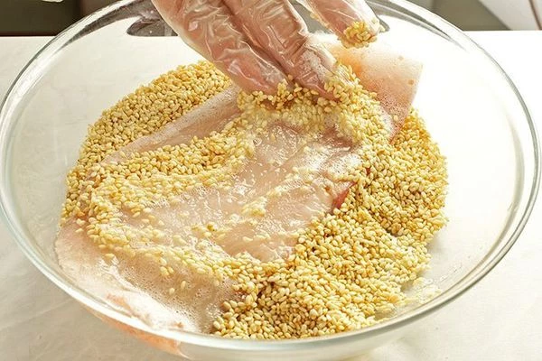 Затем обвалять в семенах не обжаренного кунжута.
