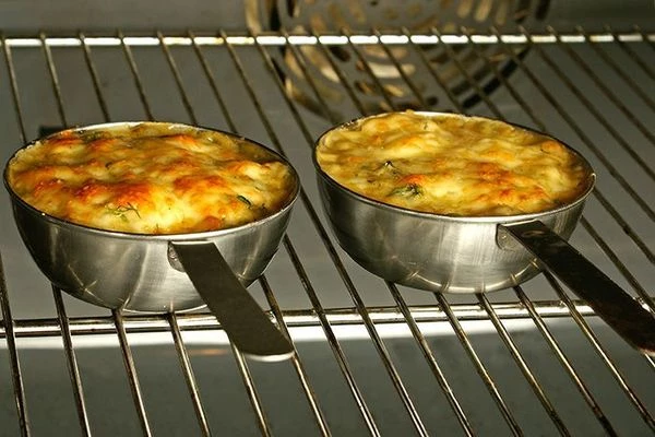 Поставить в разогретую до 200С духовку на 7-10 минут. 