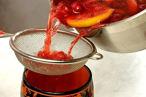 Процедить напиток и пить горячим, пока не улетучились витамины.