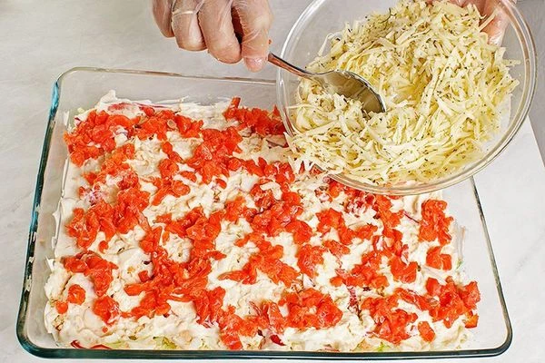  На рыбу выложить слой натертого на крупной терке сыра.