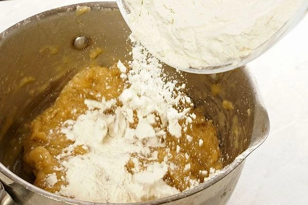 Всыпать оставшуюся муку.