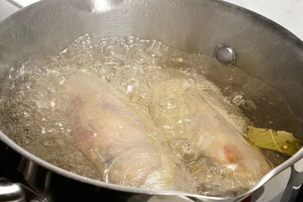 Варить на среднем огне 30-35 минут. Затем остудить и снять пищевую пленку.