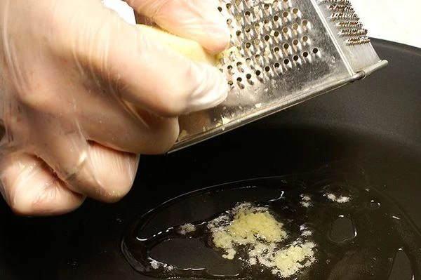 На отдельной сковороде с разогретым маслом обжарить натертый имбирь.