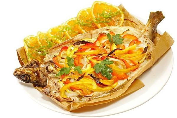 Готовую рыбу украсить зеленью.